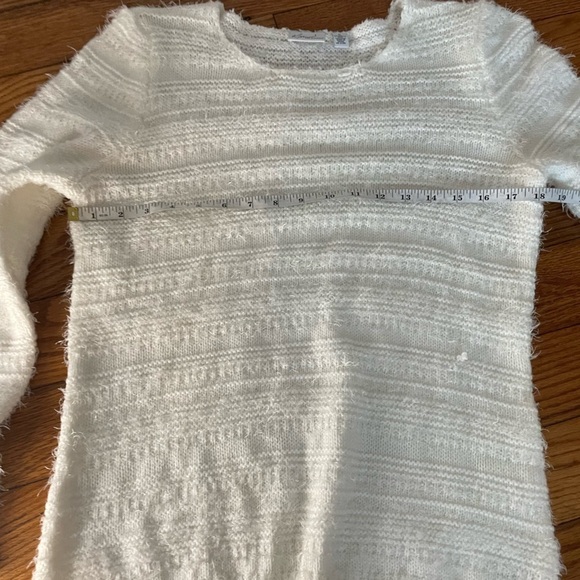 Fuzzy white sweater L - Picture 5 of 6